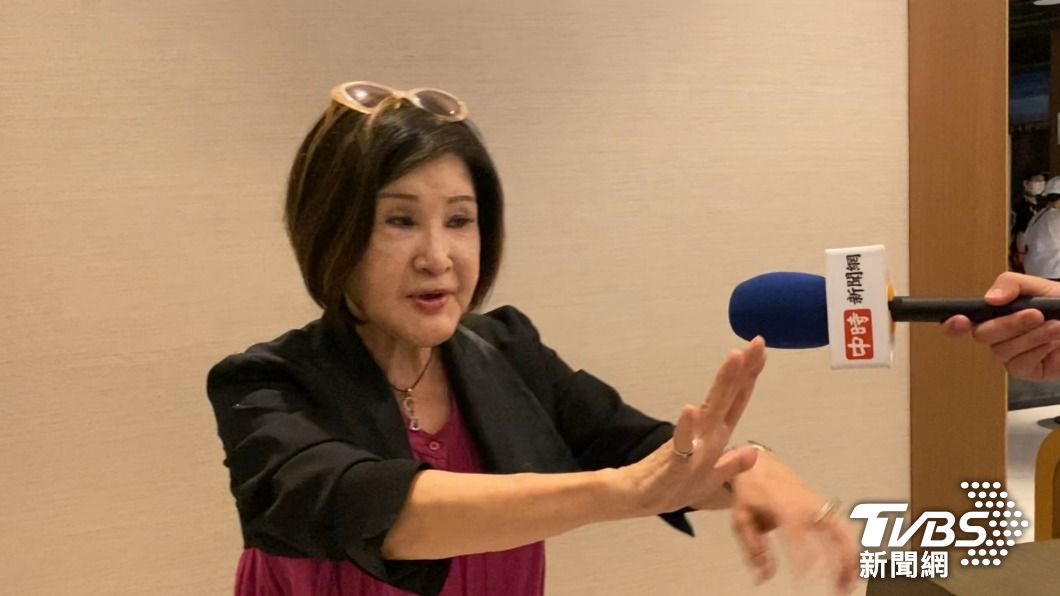 恬娃示範當時男主角要做這樣的動作。(圖/林彥君攝)