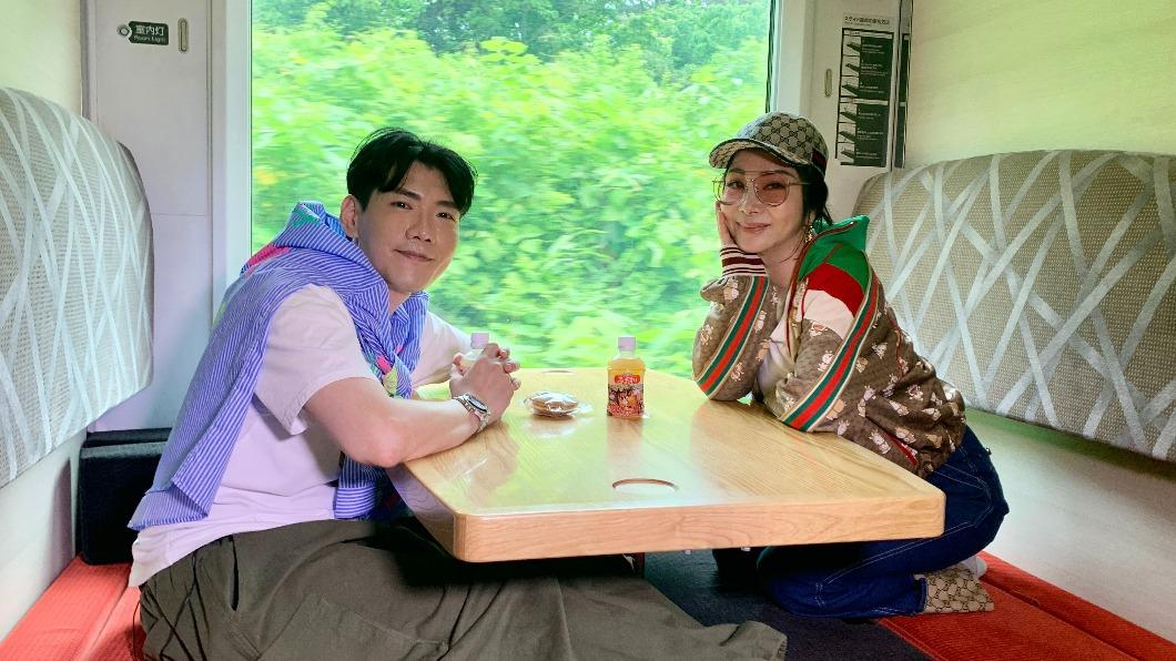 陳美鳳和小鹿享受包廂美景。（圖／民視提供）