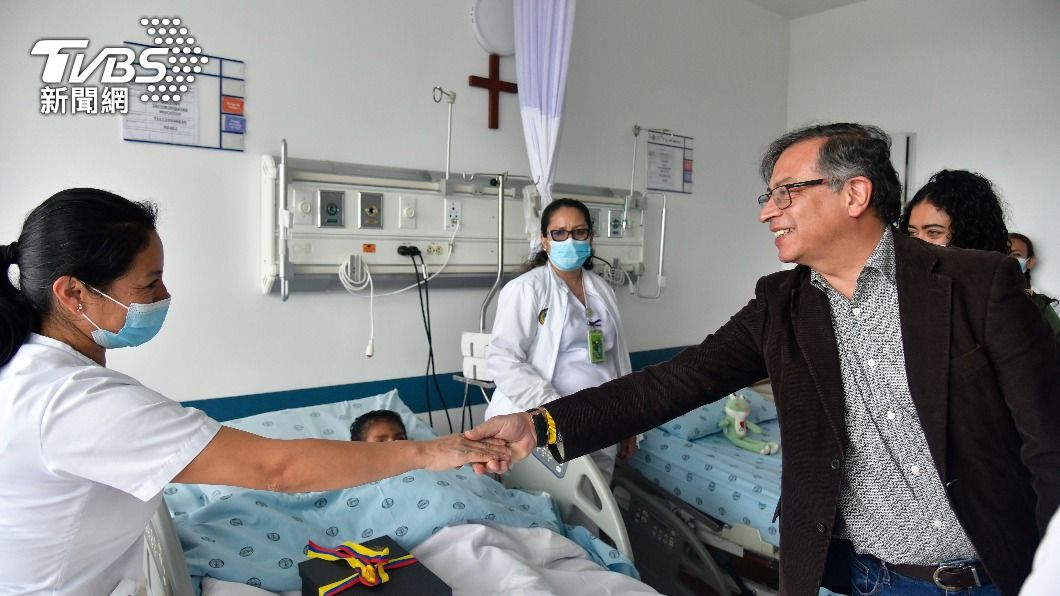 哥倫比亞總統古斯塔沃(Gustavo Petro)赴院探視孩童。(圖/達志影像美聯社)