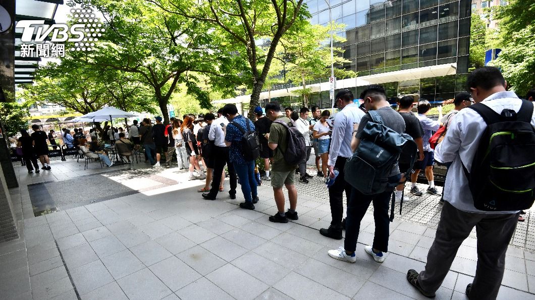 排隊人龍延長數百米。(圖/胡瑞麒攝)
