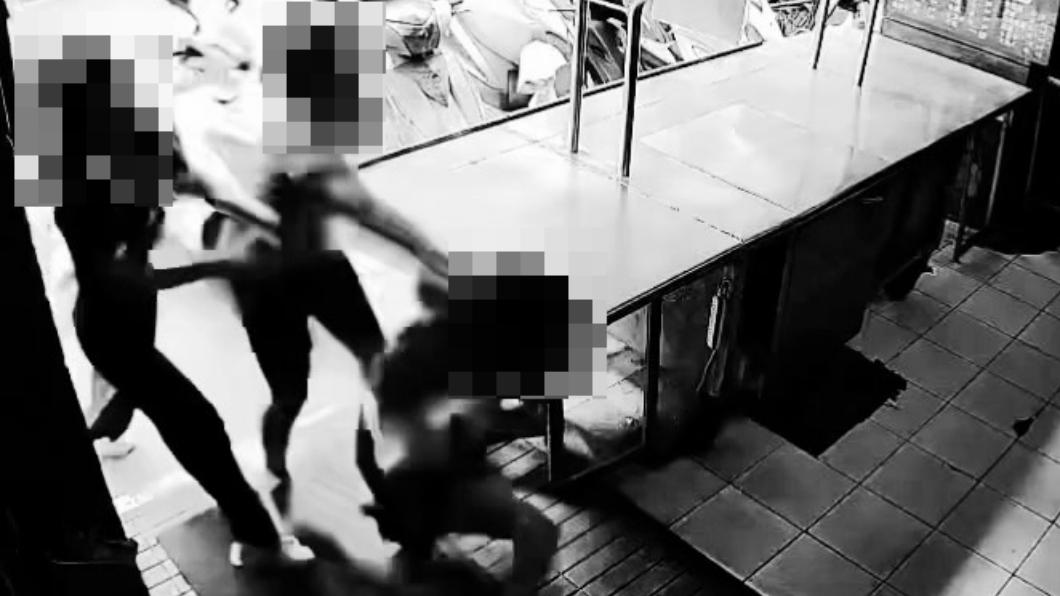 小學男童當街揍兩女同學　網紅教父見女兒被毆：心都碎了