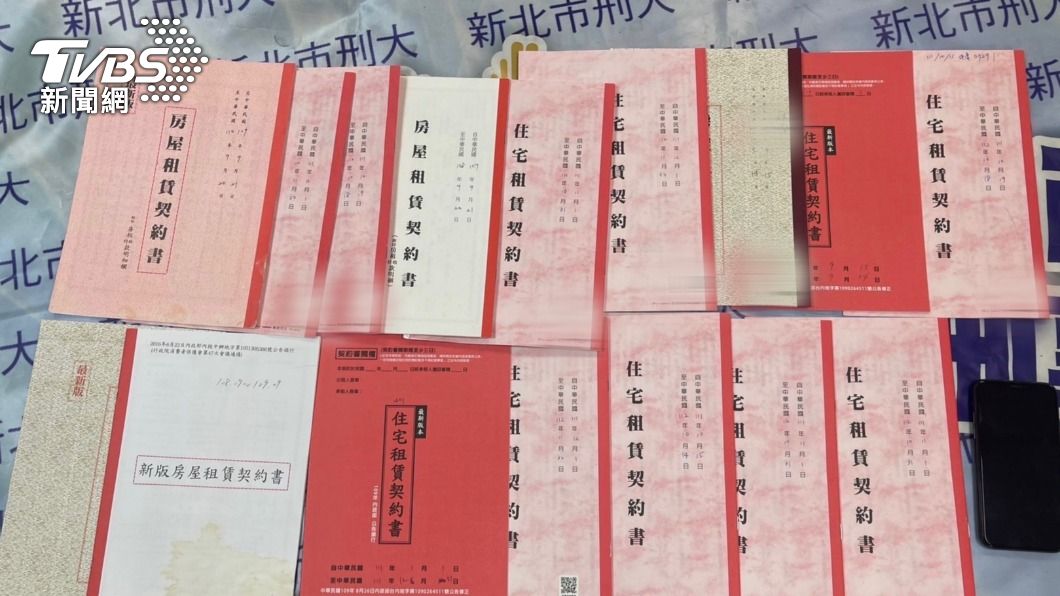 警方查扣多份偽造房屋租賃契約。(圖/TVBS)