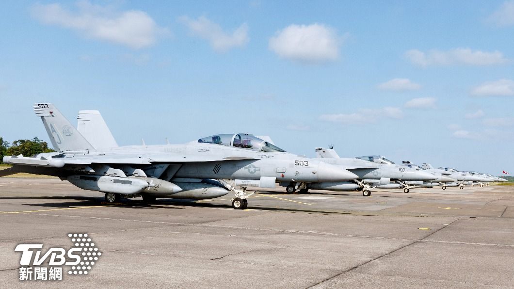 美國海軍派出多架F/A-18「超級大黃蜂」戰機進駐漢堡,準備參與北約聯合軍演。(圖/達志影像美聯社)