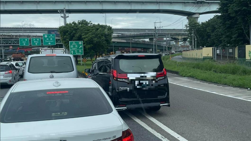 插隊不成！休旅車駕駛爆氣追車、怒砸寶特瓶　國道警要罰了