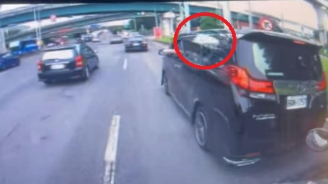 黑色休旅車不滿插隊不成,丟擲寶特瓶洩憤。(圖/翻攝爆料公社)