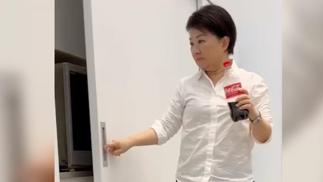 盧秀燕從冰箱中拿出一瓶可樂,(圖/翻攝自盧秀燕IG)