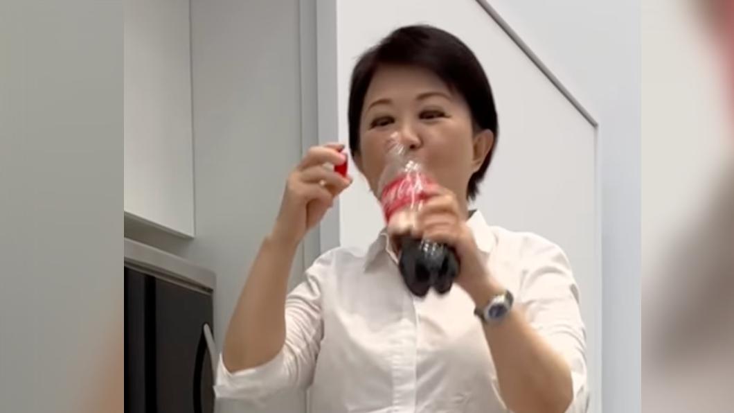 民進黨議員認為公開喝可樂的行為有些不妥。(圖/翻攝自盧秀燕IG)