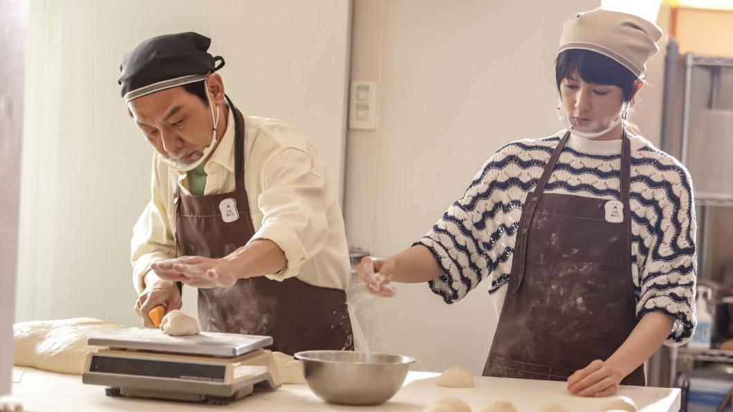 沈孟生、劉奕兒認真製作麵包。(圖/三立提供)