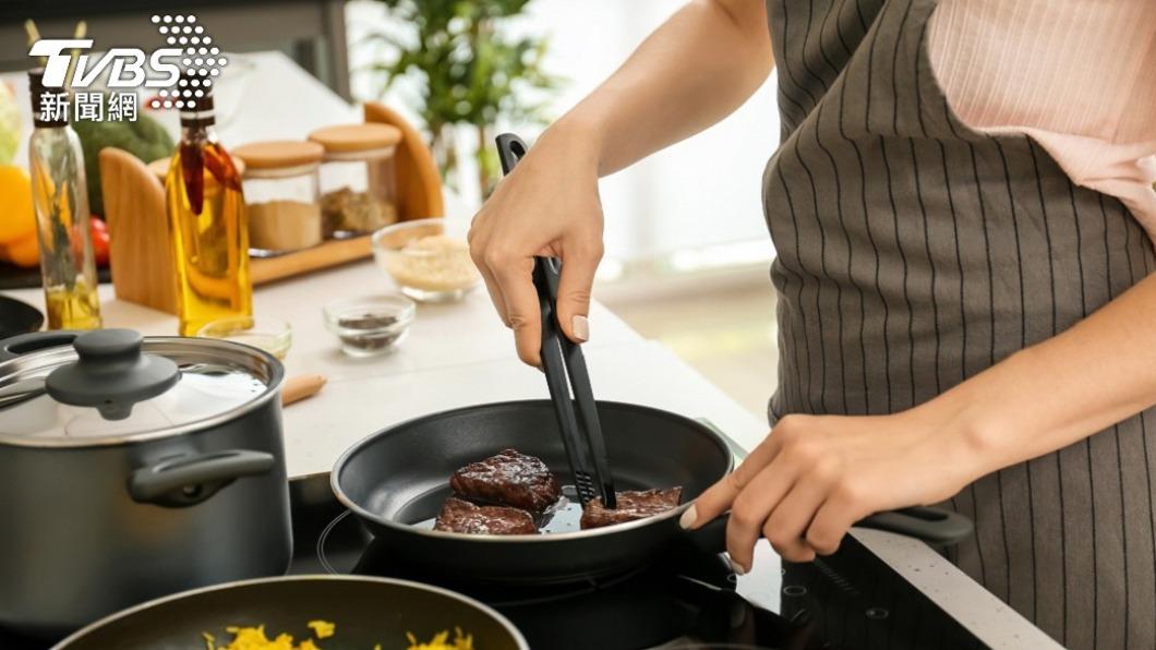 每天煮飯餵全家7口！人妻怨「尪一餐只給300元」：真受不了