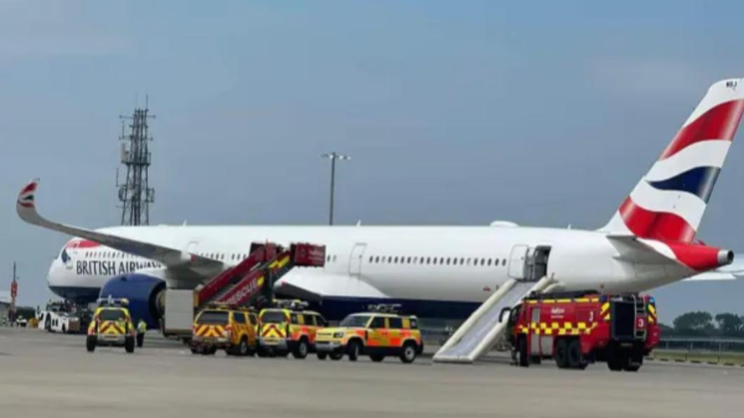 首飛出大包！空服員「誤觸」逃生梯開關　英航慘賠193萬