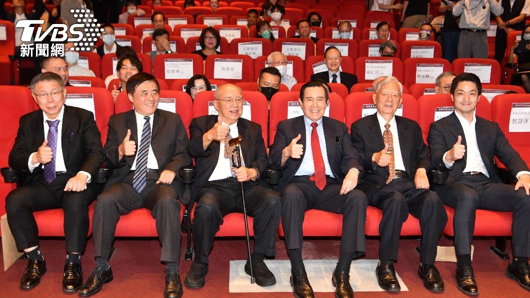 北市府今(13)日邀請歷任台北市長觀賞「世紀擘畫-1920年以來的台北市長」紀錄片,歷任台北市長同台。(圖/胡瑞麒攝)