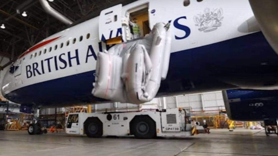 英國航空菜鳥空服員「誤觸」緊急逃生梯開關,造成航空公司慘賠5萬英鎊。(圖/翻攝自 Stuff)