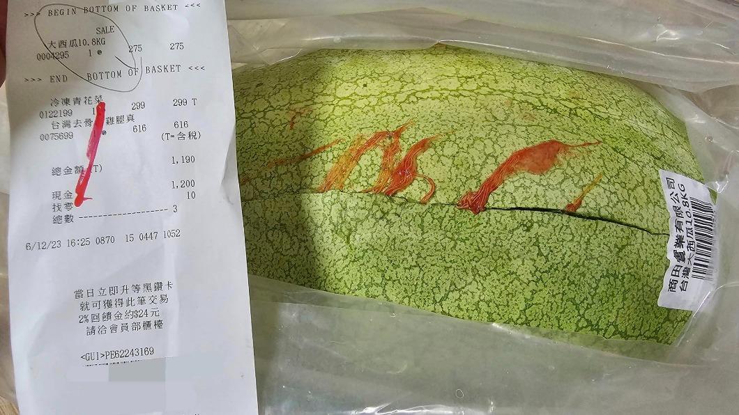 原PO在好市多買了大西瓜後,竟於廚房內「自爆」。(圖/翻攝自「Costco好市多 商品經驗老實說」臉書)