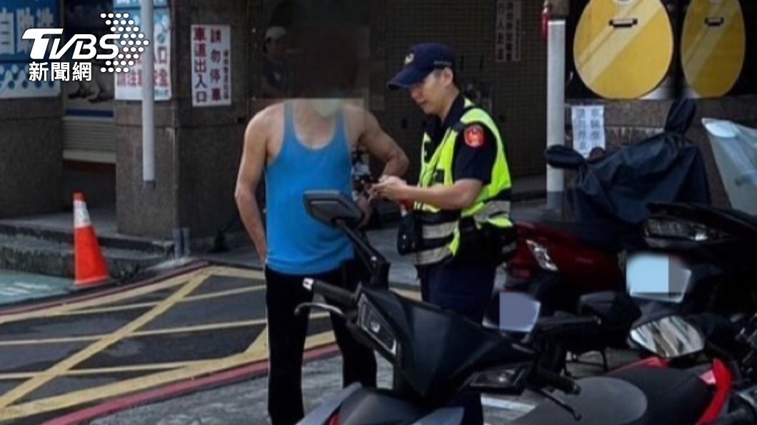 行人違規穿越車道。(圖/TVBS)