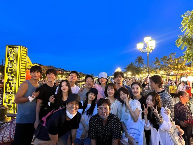 李炳憲自掏腰包請BH娛樂藝人一起去越南員工旅遊,但公司去年起就被韓國國稅廳盯上。(圖/翻攝自韓孝周IG)