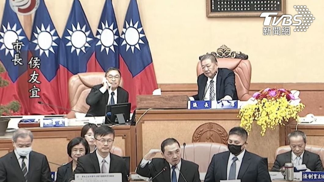 侯友宜主動現身新北市議會。（圖／TVBS）