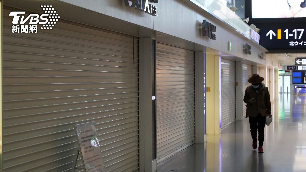 疫情期間,機場內的店舖幾乎全數關閉。(資料照/達志影像美聯社)