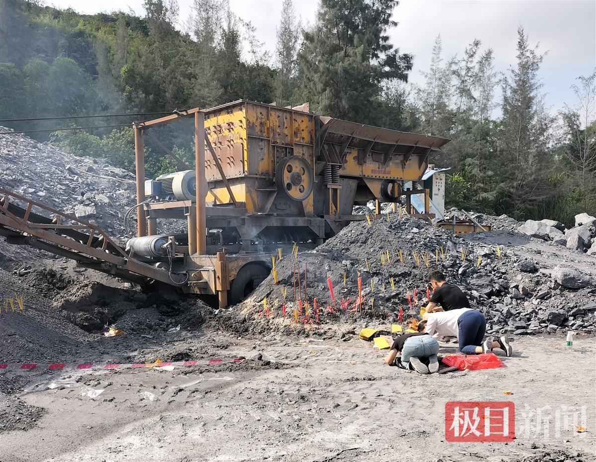 家屬到事發地上香招魂。(圖/翻攝自《極目新聞》)