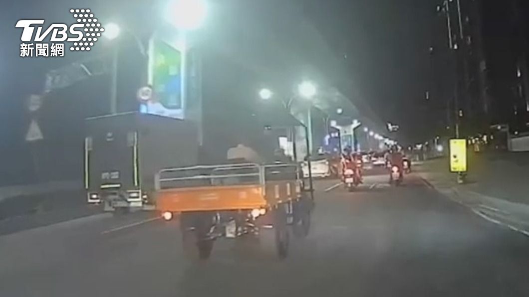 鐵牛車變換車道時為閃車,不慎和機車發生擦撞。(圖/TVBS)