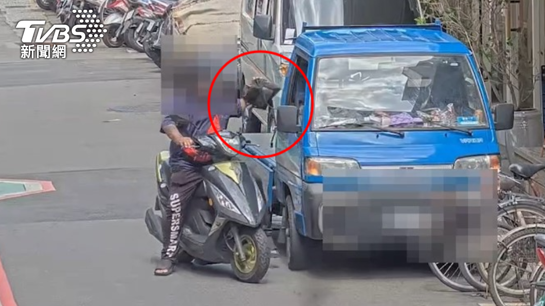 隨機偷走貨車內的包包和手機欲銷贓變賣。(圖/TVBS)