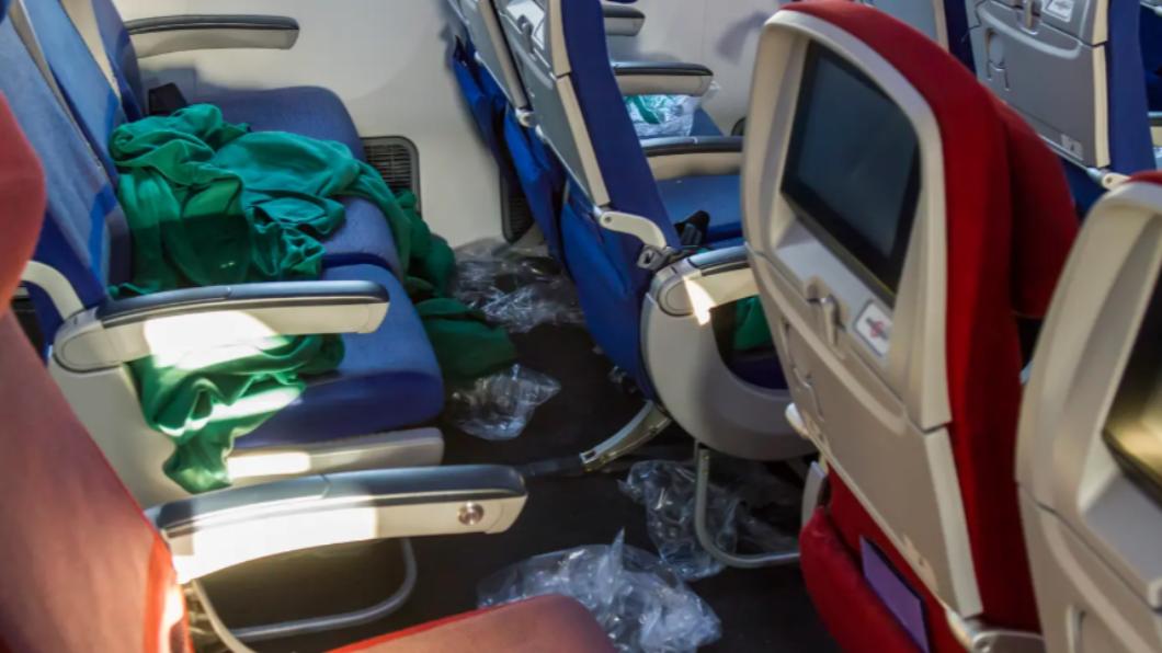 航空業大缺工!她曝機艙超噁內幕:馬桶沾血 沒拖把只好拿毛毯擦