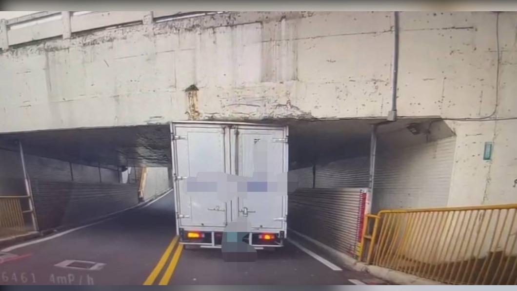 沒注意限高 小貨車卡地下道超過1小時釀回堵