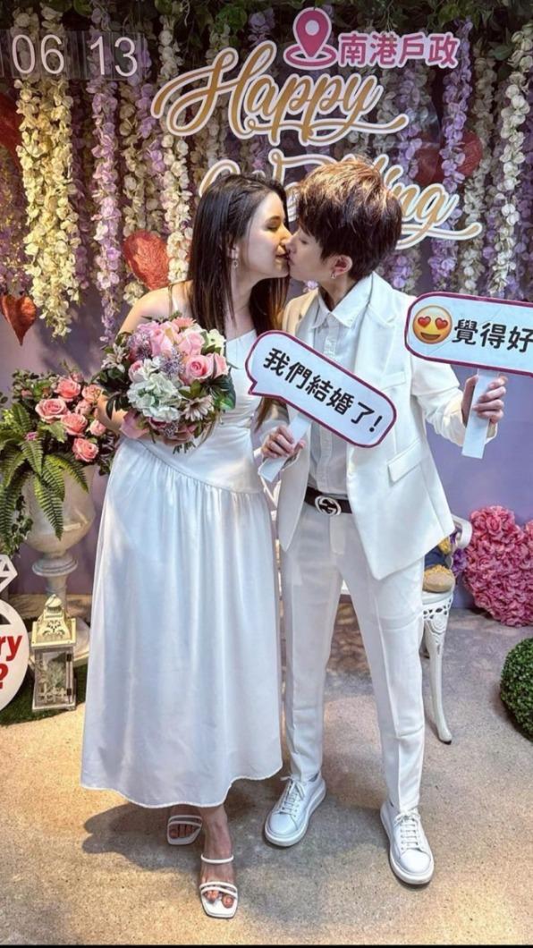 鄭靚歆在戶政事務所與女友甜蜜擁吻。(圖/翻攝自鄭靚歆IG)