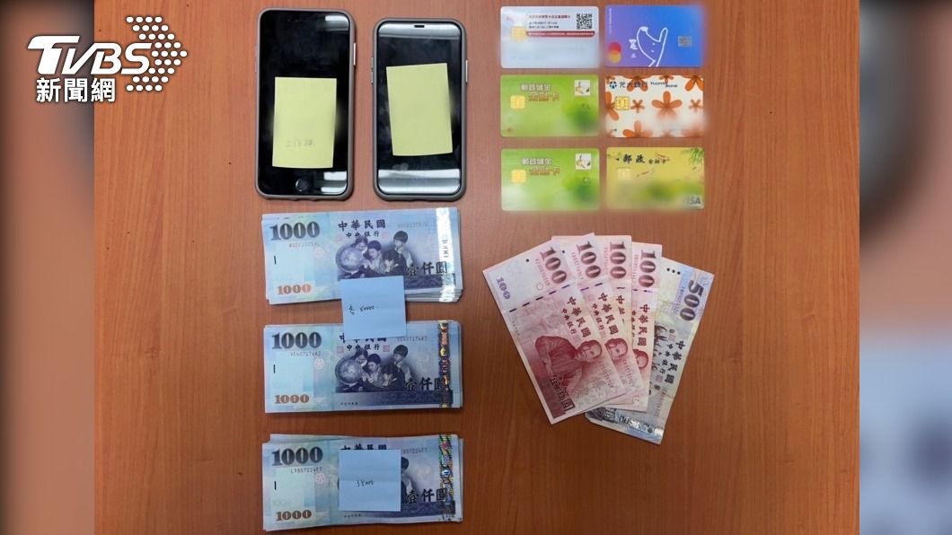 警方搜出大量現金與提款卡。(圖/TVBS)