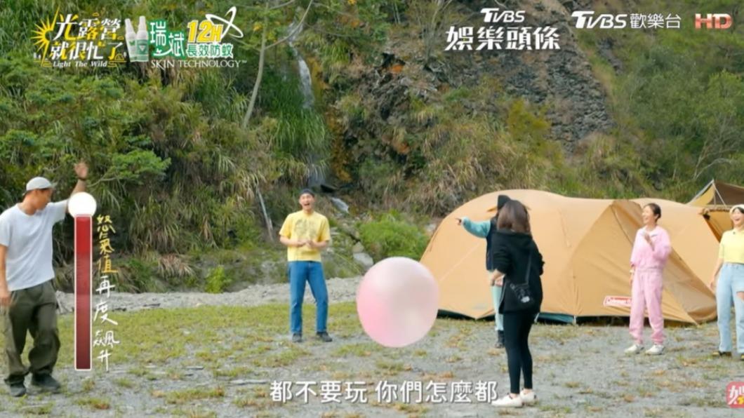 楊祐寧丟球不玩了。(圖/翻攝自《光露營就很忙了》)