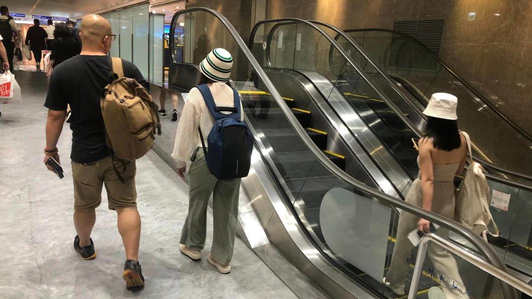 桃機設立只有短短8至9台階的手扶梯。(圖/翻攝自「路上觀察學院」臉書)