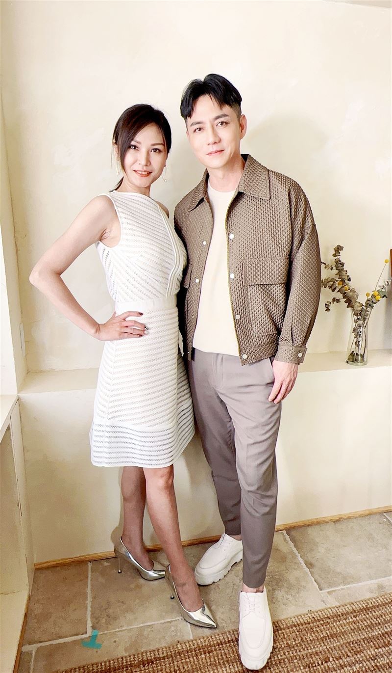 陳隨意與同門小師妹親密接觸,原來是為了一起合唱拍MV。(圖/豪記唱片)