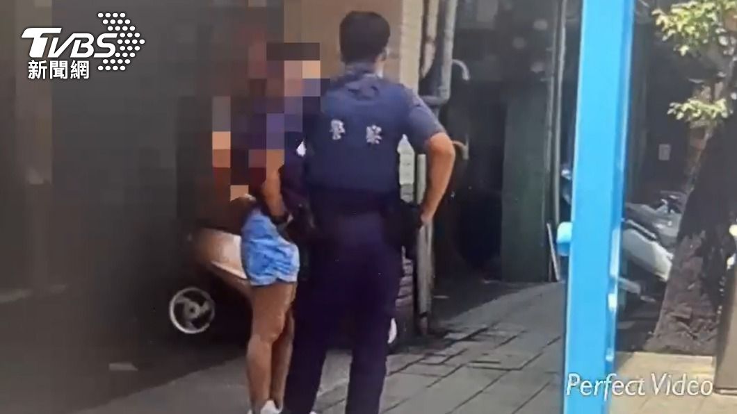 林女占用超商廁所太久,警方獲報到場處理。(圖/TVBS)
