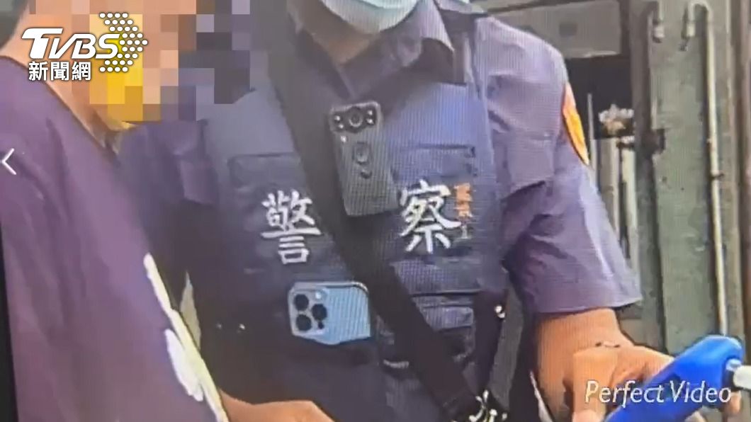 警方現場檢測,發現林女的酒測值超標,當場將她上銬逮捕。(圖/TVBS)