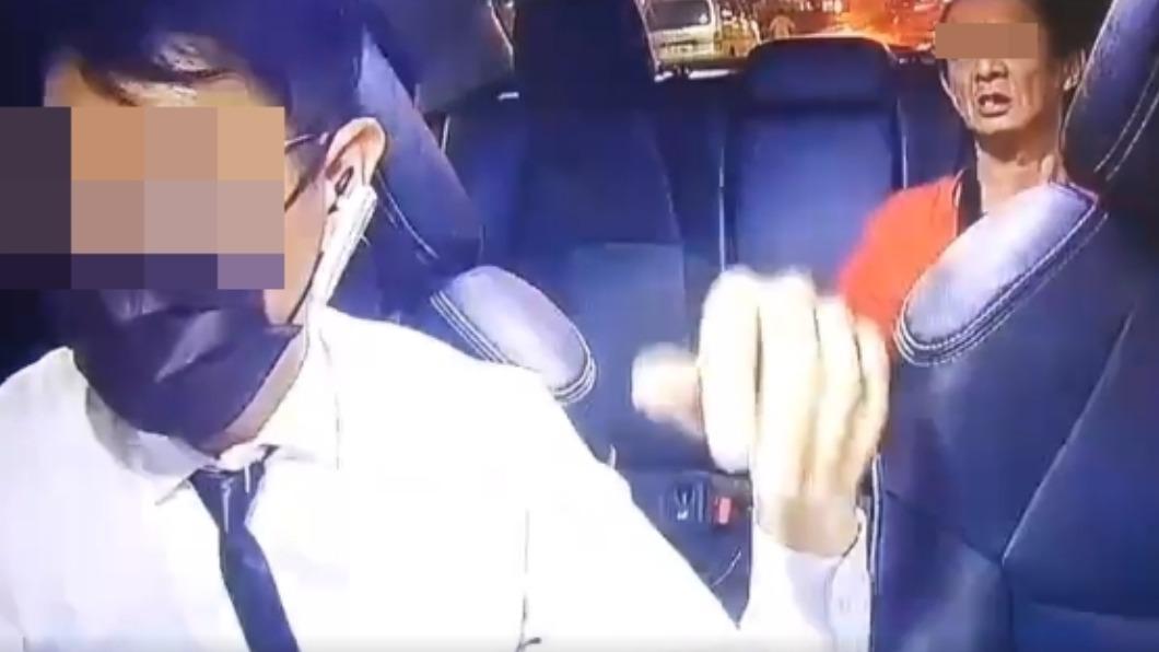 酒醉男子上車後，竟然不勝酒力「失禁」在車上。（圖／翻攝臉書爆料公社）