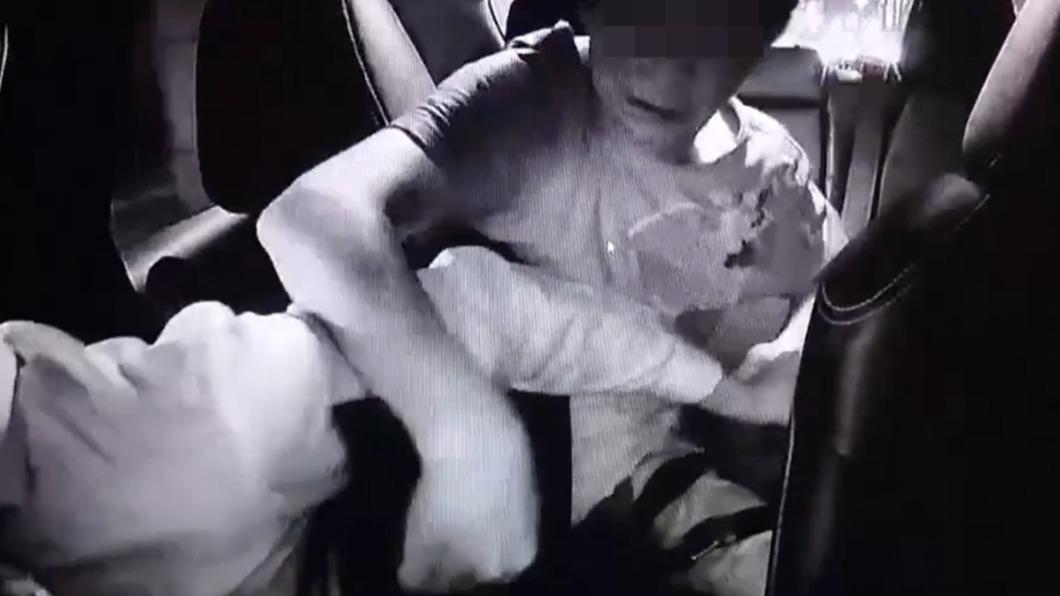 司機向男子索討清潔費不成,反被酒醉的男子毆打。(圖/翻攝臉書爆料公社)