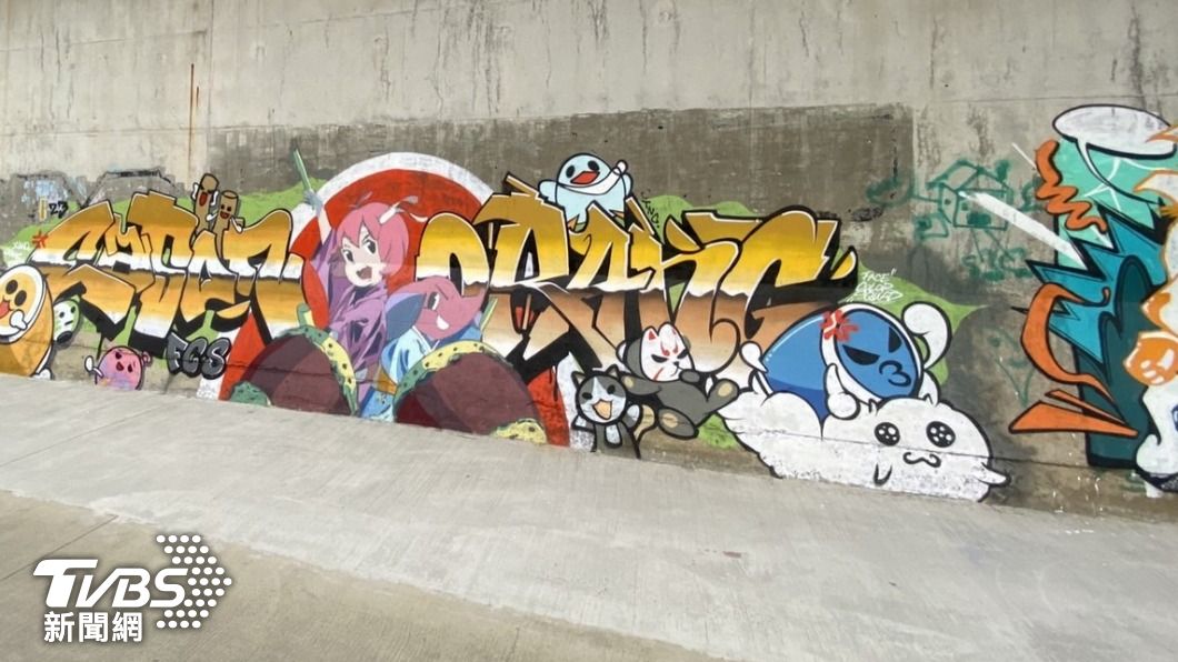 永和博愛陸橋下塗鴉專區,已有不少街頭創作者,展現妙手塗鴉。圖/高灘處提供