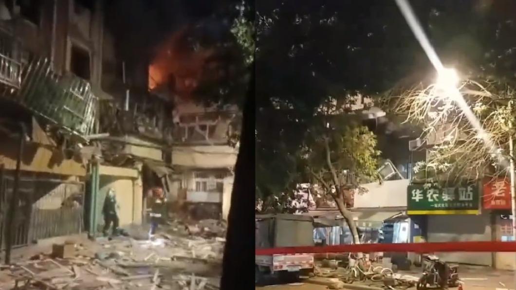 爆炸後大量建築物的碎片散落在地,還有居民家中開始起火,消防員試圖滅火。(圖/翻攝自微博)