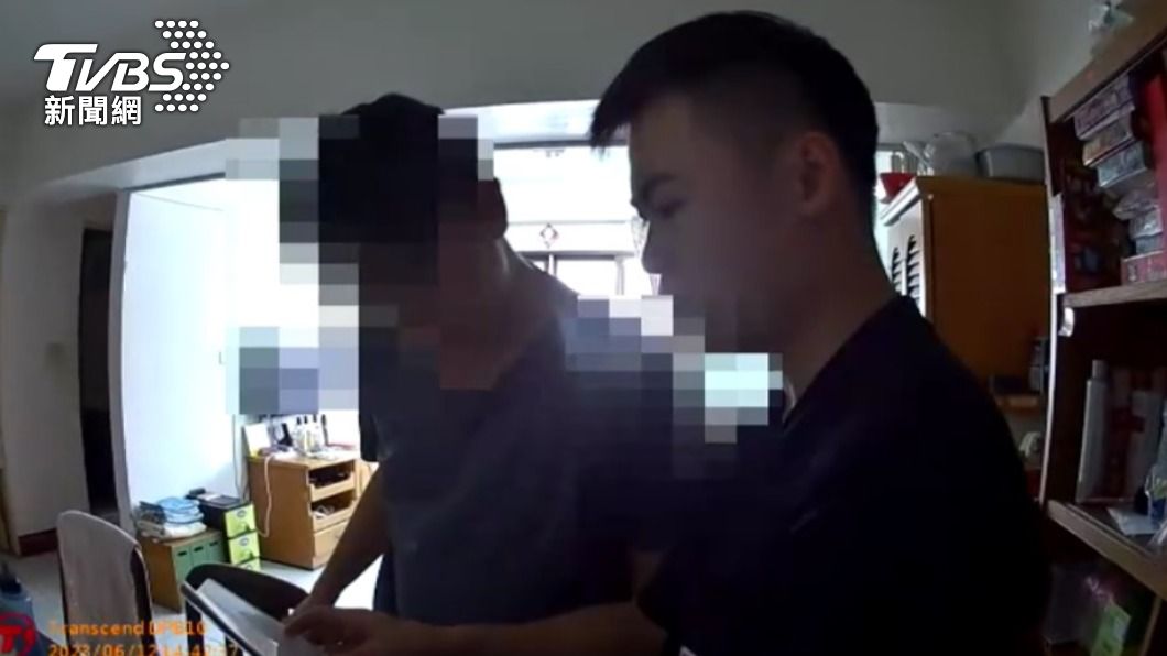 土城分局員警持拘票前往嫌犯住家逮人。(圖/TVBS)