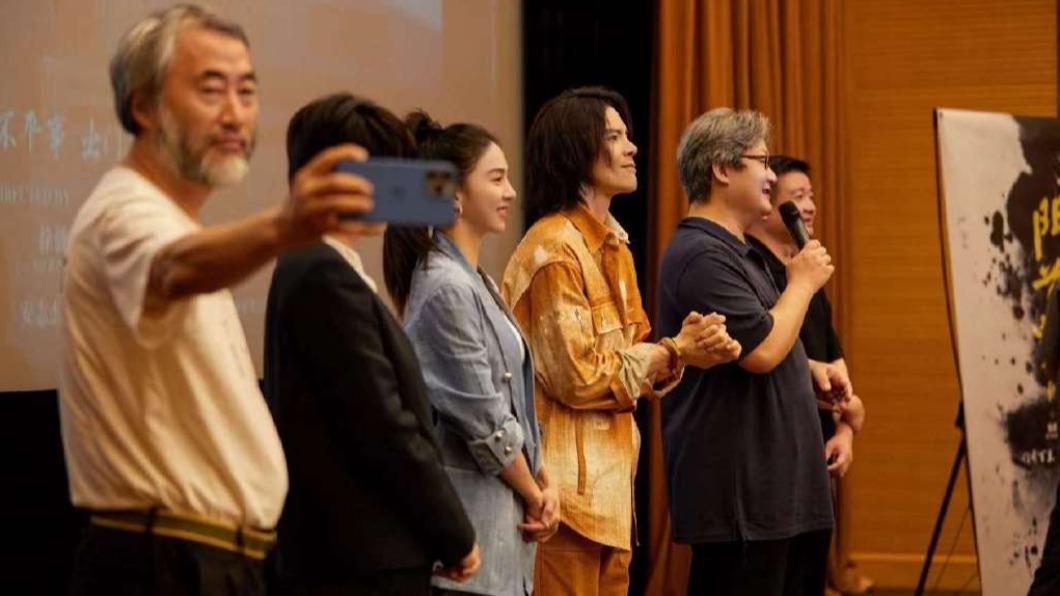 向佐擔任主演、製片人的《門前寶地》在上海電影節首映。(圖/翻攝自唐詩逸微博)