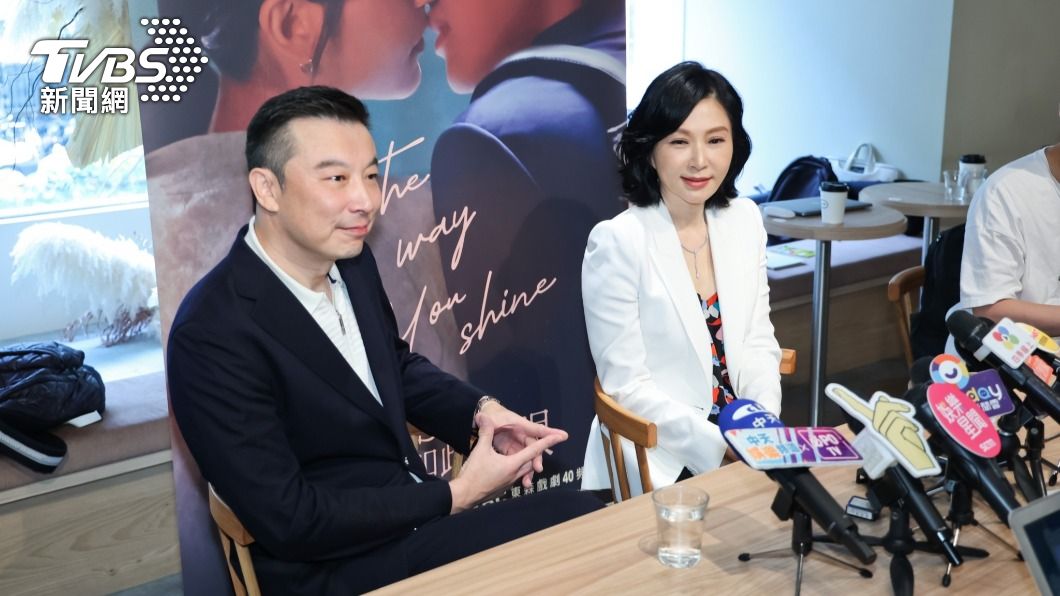 張玉嬿(右)18年後與林煒再度合作,笑稱一見面就有戀愛的感覺。(圖/趙世平攝)