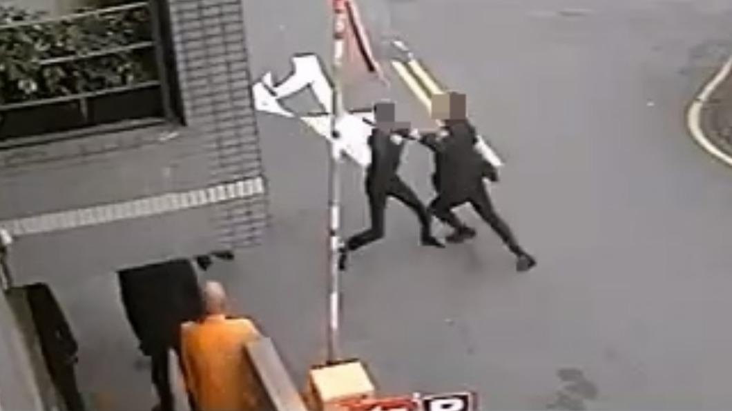 三峽火葬場衝突畫面曝!殯葬男西瓜刀砍人 法師淡定看