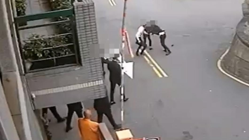 2男扭打,在場民眾勸架。(圖/翻攝記者爆料網)