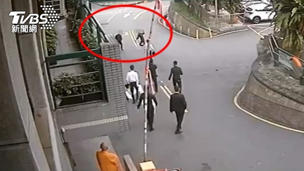 2男為了下棺生意起爭執。(圖/翻攝記者爆料網)