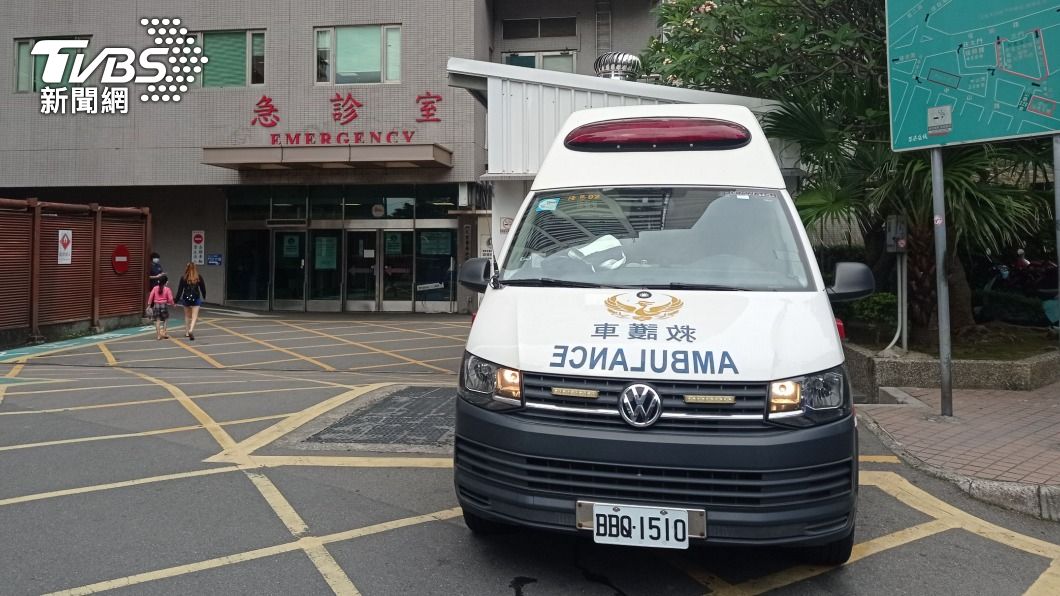 孕婦在住家產下孩子後,消防人員接手處理,並協助送往醫院。(圖/TVBS)