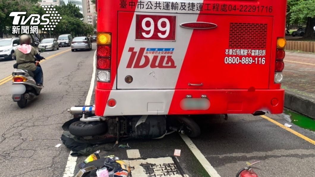驚悚瞬間!機車煞不住捲入公車底盤 騎士命大僅擦挫傷