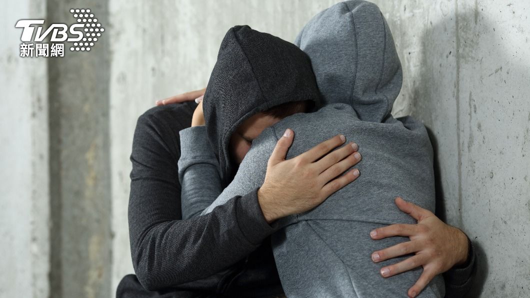 夫妻倆遭捕後相擁而泣。（示意圖，非當事人／shutterstock 達志影像）