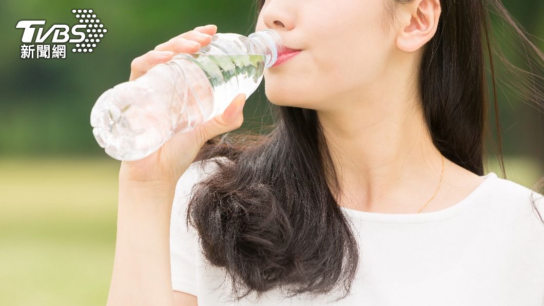 成人每日建議飲用1440～1920毫升的水。（示意圖／shutterstock達志影像） 