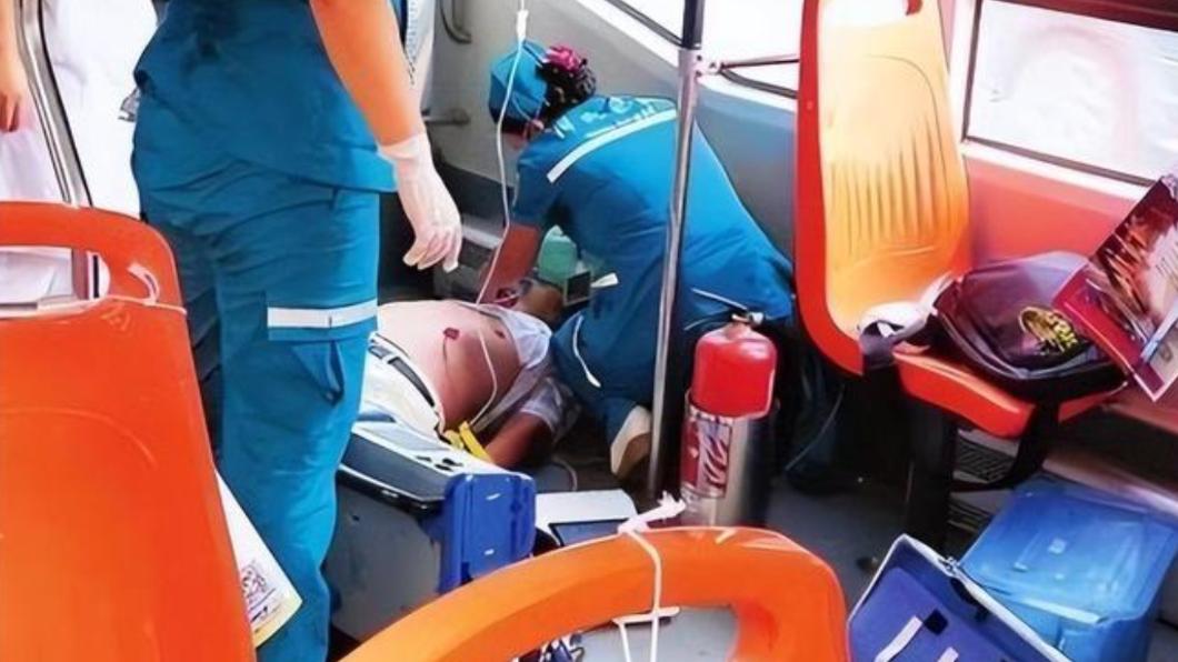 老翁突在公車上心臟病發,搶救後宣告不治。(圖/翻攝自《網易新聞》)