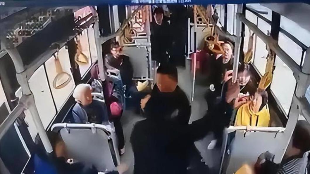 公車上滿位,老翁要求大學生讓座。(圖/翻攝自《搜狐新聞》)