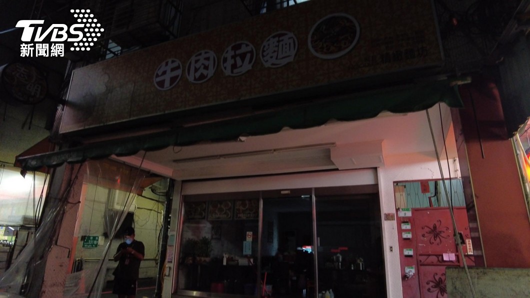 抹布水煮牛肉麵停業 設備搬空急拉鐵門